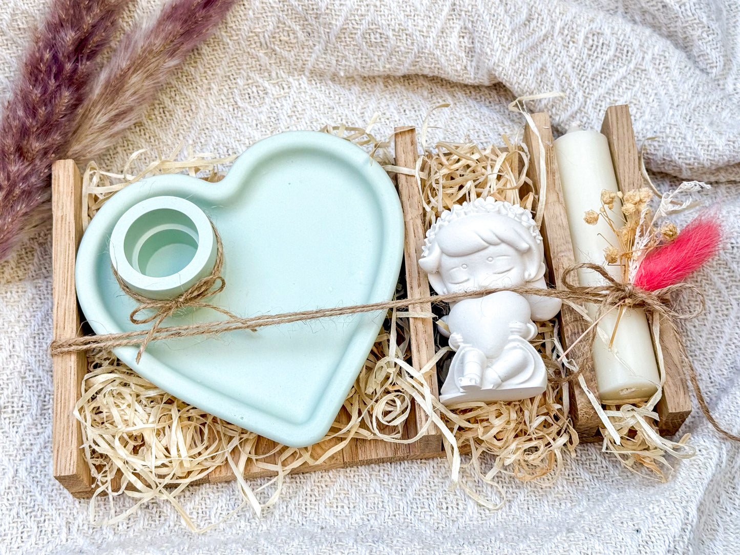 Herzenslicht Mädchenfigur – Geschenkset mit Kerzenständer und Mädchenfigur in zwei Farbvarianten