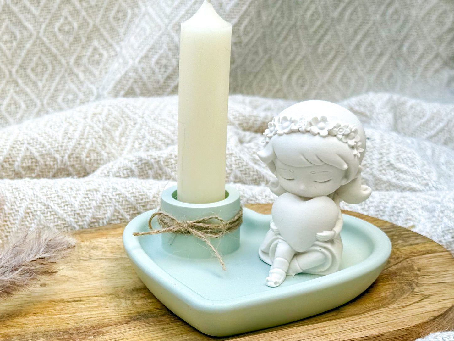 Herzenslicht Mädchenfigur – Geschenkset mit Kerzenständer und Mädchenfigur in zwei Farbvarianten