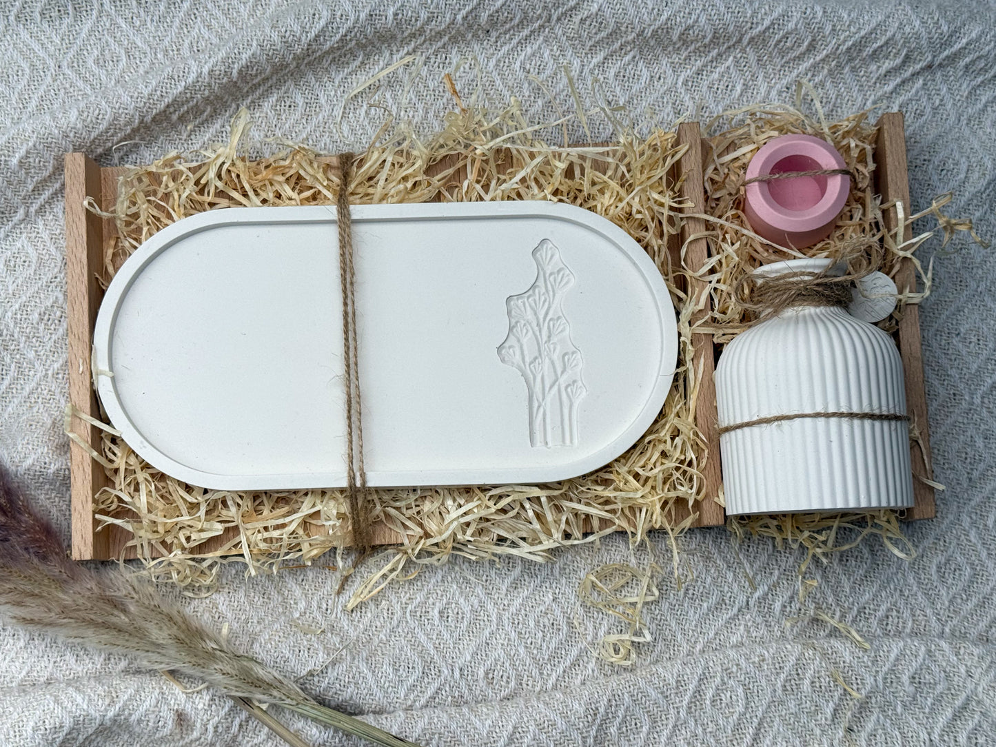 Dekoset in Pastelltönen mit Tablett, gestreifter Vase, rosa Kerzenhalter und weißer Stabkerze – handgefertigt & stilvoll