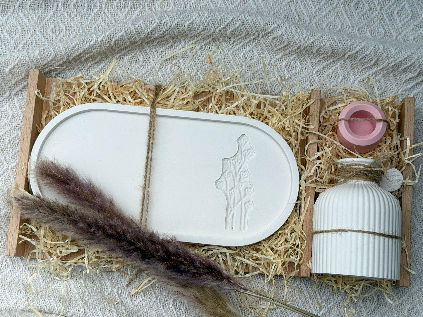 Dekoset in Pastelltönen mit Tablett, gestreifter Vase, rosa Kerzenhalter und weißer Stabkerze – handgefertigt & stilvoll