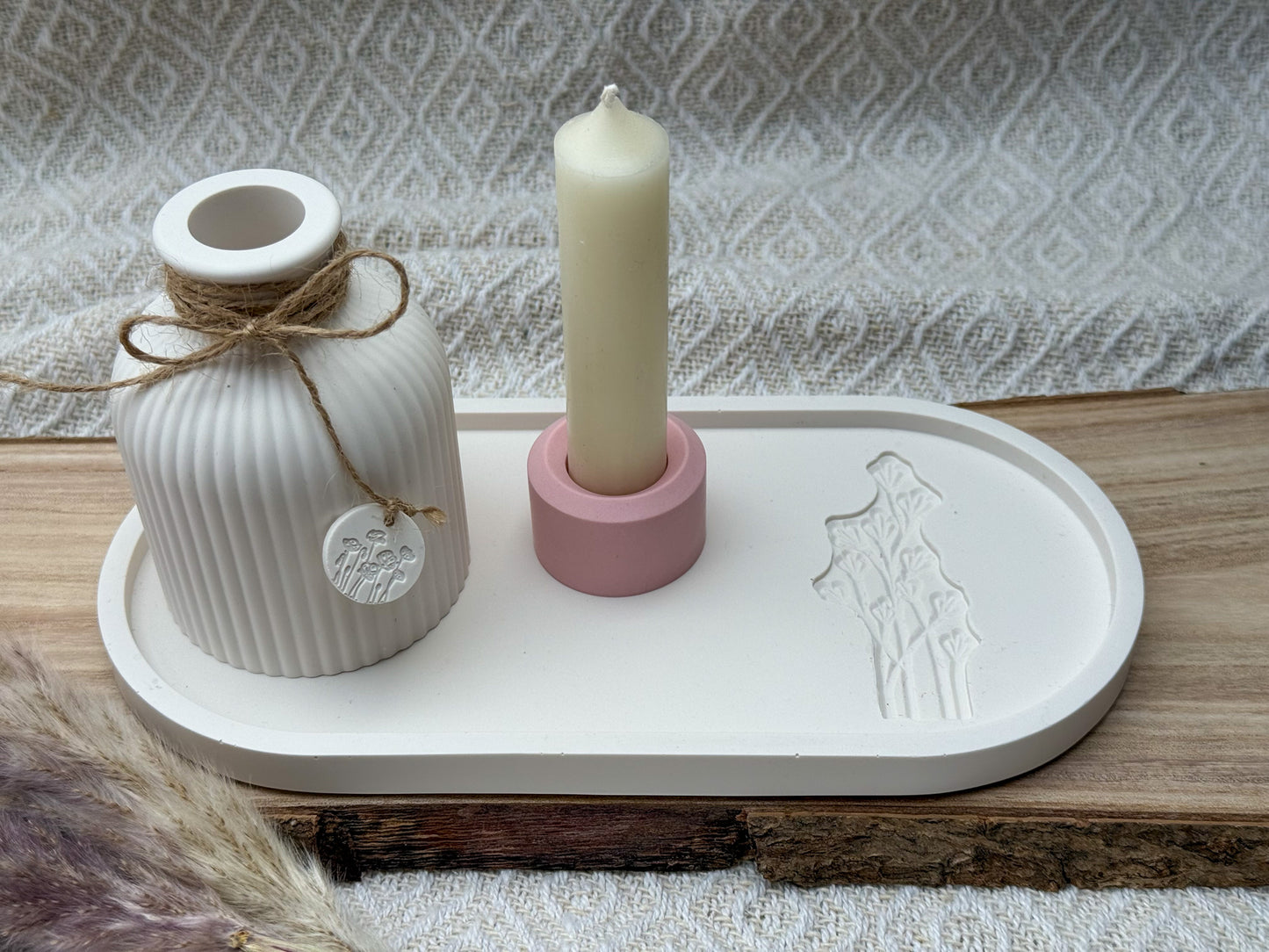 Dekoset in Pastelltönen mit Tablett, gestreifter Vase, rosa Kerzenhalter und weißer Stabkerze – handgefertigt & stilvoll