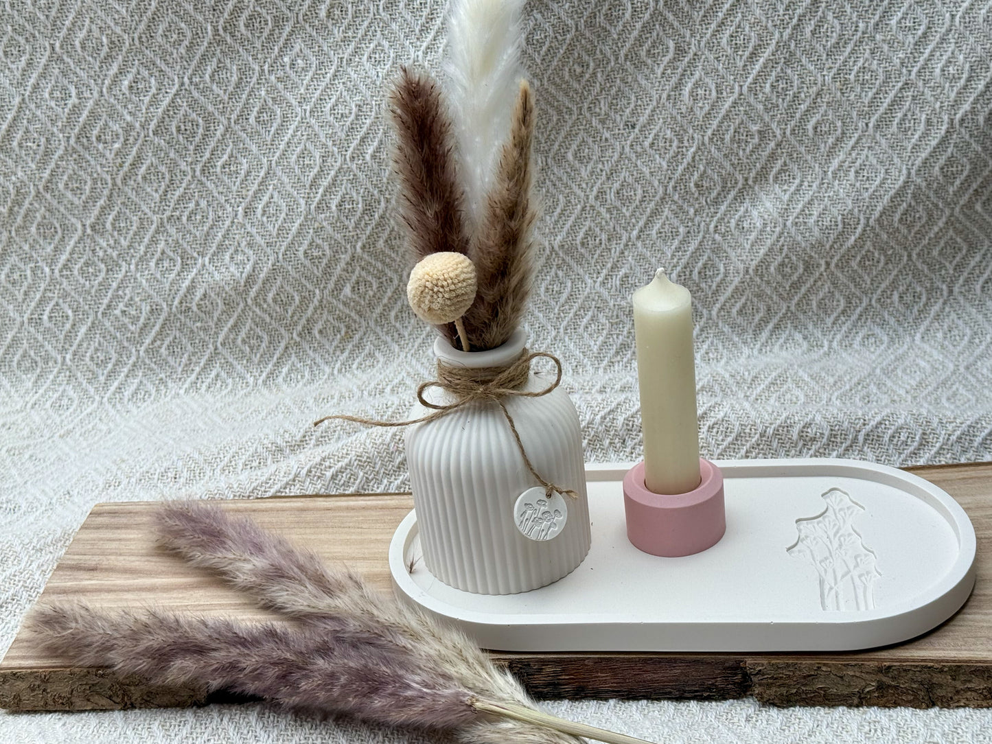 Dekoset in Pastelltönen mit Tablett, gestreifter Vase, rosa Kerzenhalter und weißer Stabkerze – handgefertigt & stilvoll