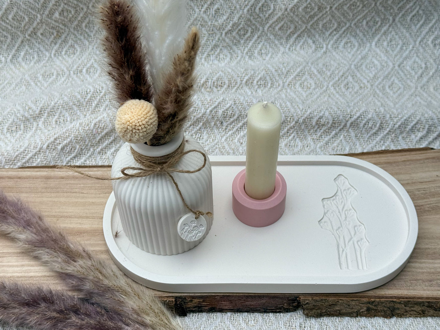 Dekoset in Pastelltönen mit Tablett, gestreifter Vase, rosa Kerzenhalter und weißer Stabkerze – handgefertigt & stilvoll