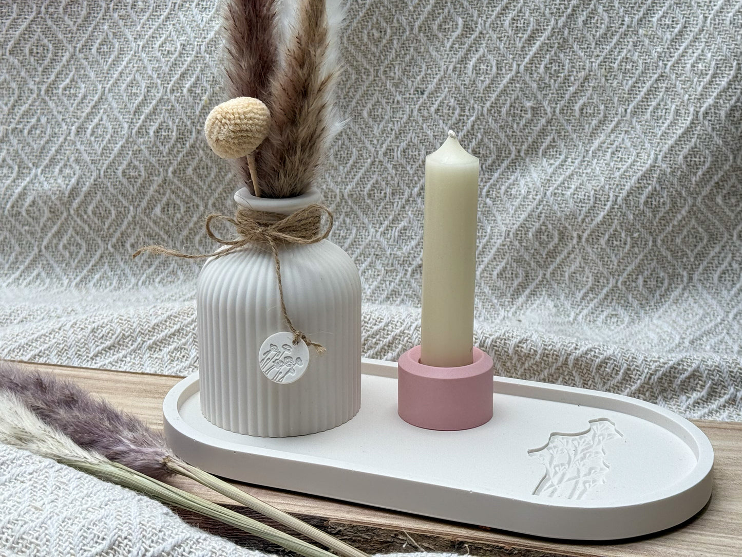 Dekoset in Pastelltönen mit Tablett, gestreifter Vase, rosa Kerzenhalter und weißer Stabkerze – handgefertigt & stilvoll