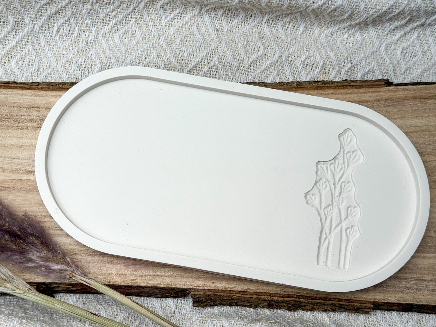 Dekoset in Pastelltönen mit Tablett, gestreifter Vase, rosa Kerzenhalter und weißer Stabkerze – handgefertigt & stilvoll