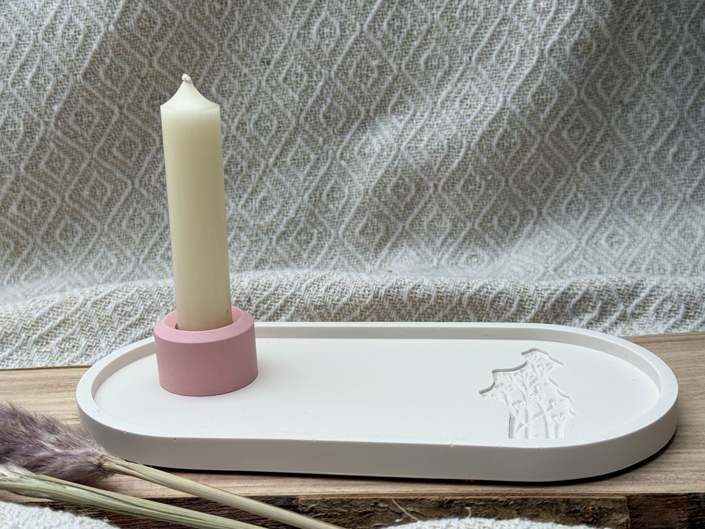 Dekoset in Pastelltönen mit Tablett, gestreifter Vase, rosa Kerzenhalter und weißer Stabkerze – handgefertigt & stilvoll