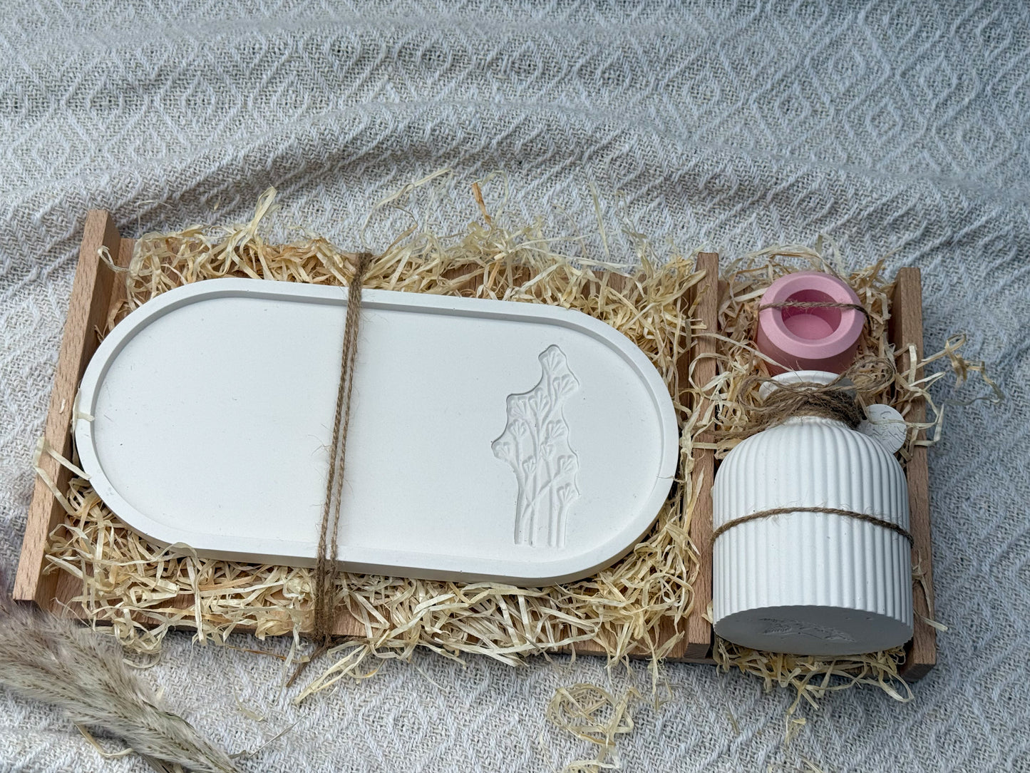Dekoset in Pastelltönen mit Tablett, gestreifter Vase, rosa Kerzenhalter und weißer Stabkerze – handgefertigt & stilvoll