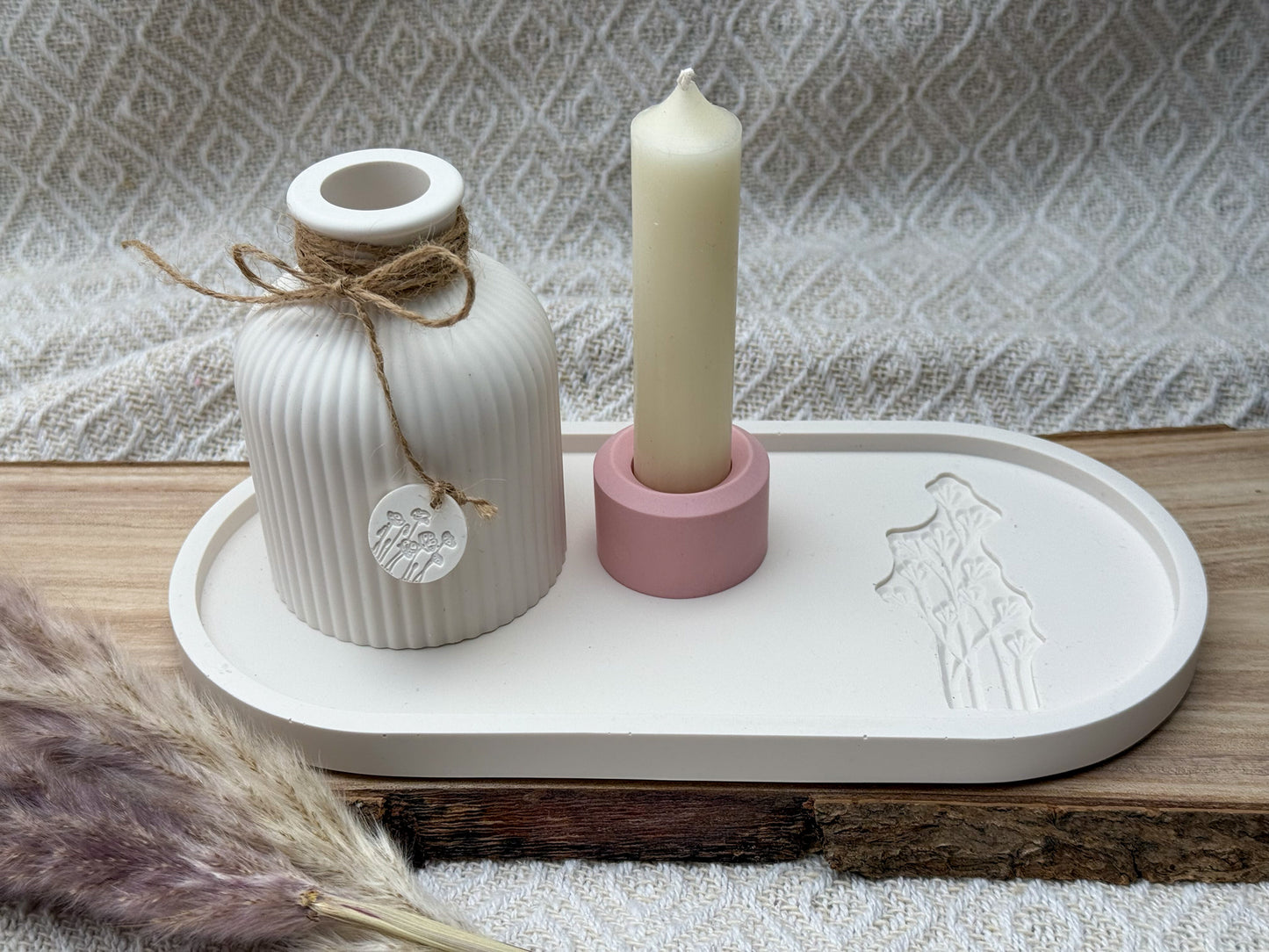 Dekoset in Pastelltönen mit Tablett, gestreifter Vase, rosa Kerzenhalter und weißer Stabkerze – handgefertigt & stilvoll