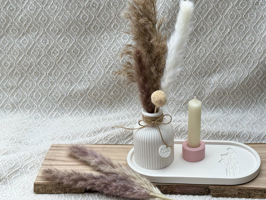 Dekoset in Pastelltönen mit Tablett, gestreifter Vase, rosa Kerzenhalter und weißer Stabkerze – handgefertigt & stilvoll