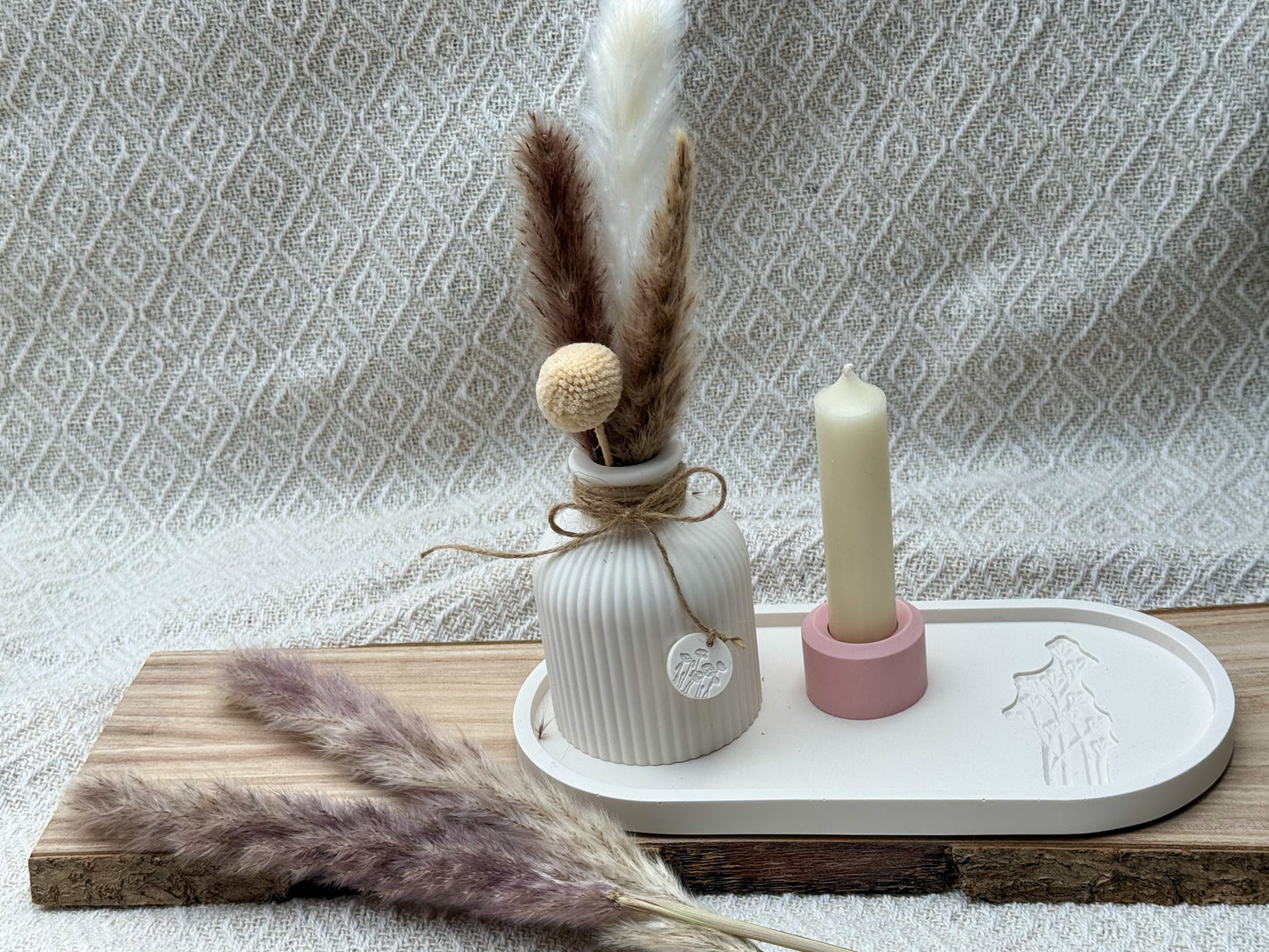 Dekoset in Pastelltönen mit Tablett, gestreifter Vase, rosa Kerzenhalter und weißer Stabkerze – handgefertigt & stilvoll