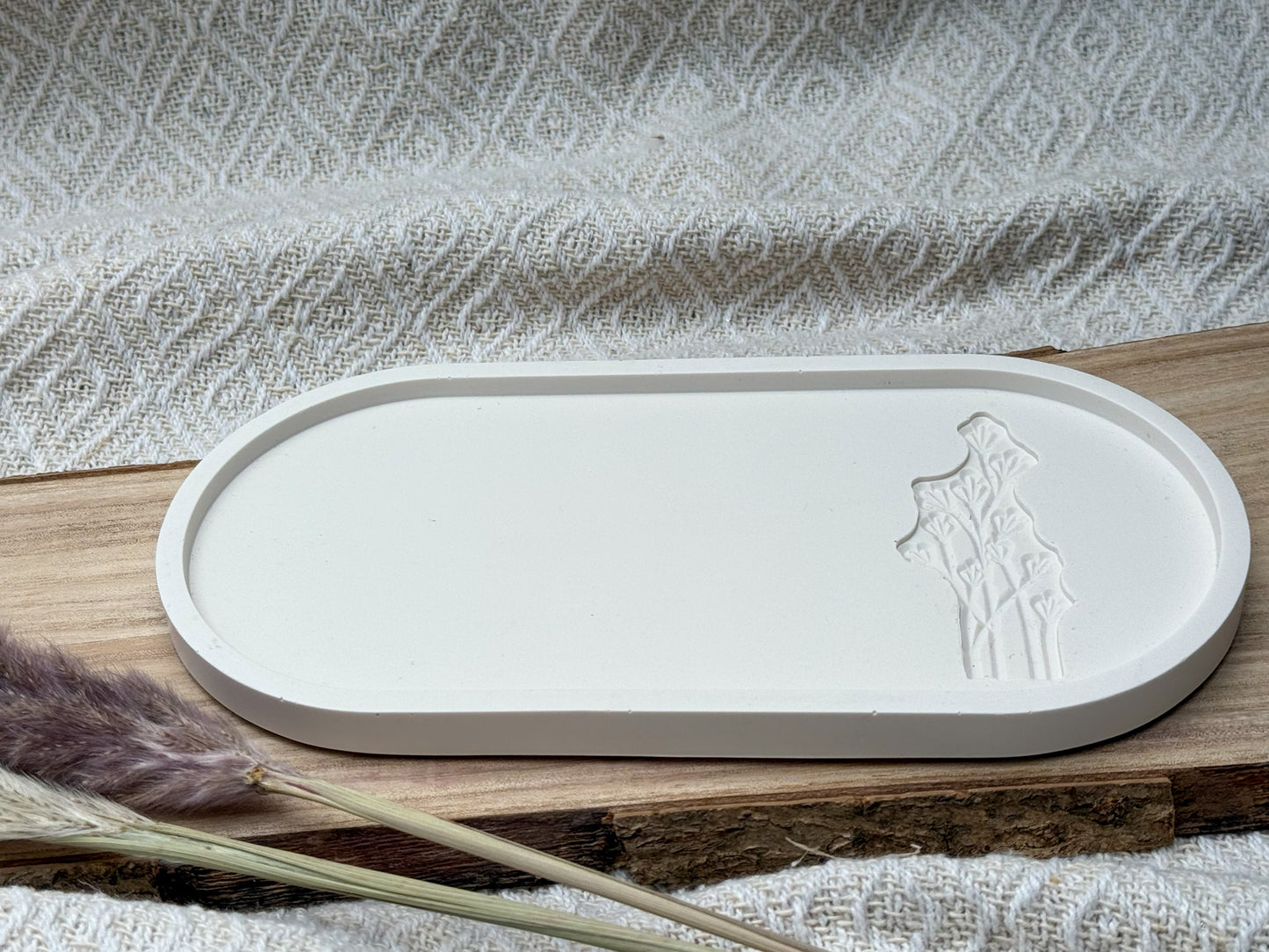 Dekoset in Pastelltönen mit Tablett, gestreifter Vase, rosa Kerzenhalter und weißer Stabkerze – handgefertigt & stilvoll