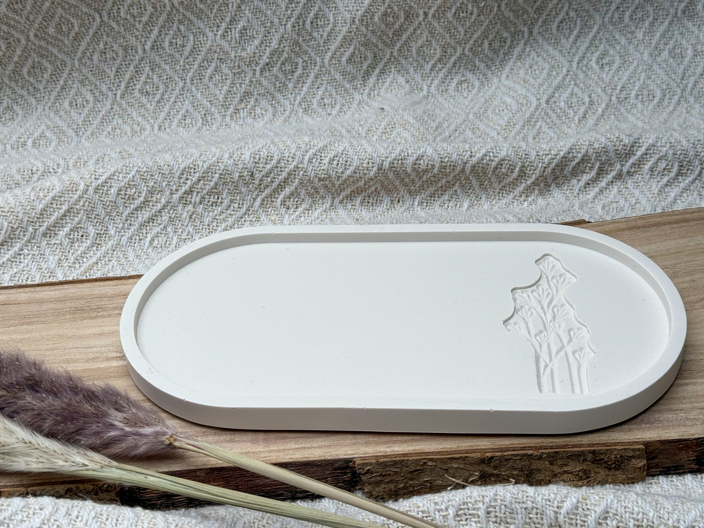 Dekoset in Pastelltönen mit Tablett, gestreifter Vase, rosa Kerzenhalter und weißer Stabkerze – handgefertigt & stilvoll